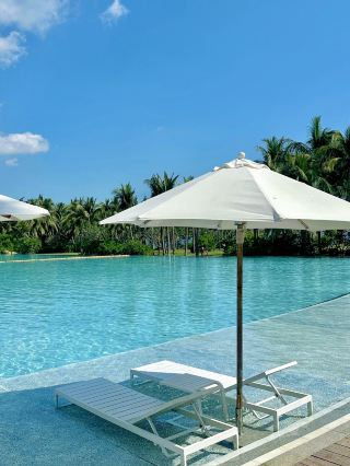 🏝️ Rosewood Sanya (Photos 1–4)
1️⃣ Sea Bar · Sky
📸 13th-floor rooftop bar + 270° infinity pool with sea views. There's a live DJ, and photos look like you're in Bali.
⚠️ Must book 1 day in advance. It's very windy on the rooftop 😭, your hair will get messed up.
2️⃣ MAYAN
📸 Beachside restaurant/bar facing the sea. The environment is beautiful and great for photos! The coconut grove and seaside lawn behind the beach are also beautiful.
⚠️ A bit far from the restrooms; it's easy to get lost at night when visibility is poor.
· 
🏝️ The Westin (Photos 5–8)
3️⃣ Shi Lou · Infinity Pool
🍹 Rooftop pool afternoon tea for two is CNY 593. A la carte drinks and snacks are around CNY 100. Show your afternoon tea booking to enter.
📸 Shi Lou's infinity pool offers an overhead view of Haitang Bay. There's also hot pot in the evening.
⚠️ Pool cabana spots require advance booking.
4️⃣ Sea La Vie
🍹 A la carte coconut is CNY 58. There's a minimum spend of CNY 200 during peak season.
📸 Beach lounge chairs, beach cabana beds.
⚠️ Located on the beach of The Westin Haitang Bay; the wind is strong enough to give you a headache.
· 
🏝️ The Sanya EDITION (Photos 9–12)
5️⃣ Sky Bar
🍹 Don't order the full afternoon tea set! Order cocktails a la carte (CNY 115 on a certain platform) based on your needs.
📸 Overhead sea views from the 12th-floor Sky Bar, 13th-floor infinity pool.
⚠️ Must book 1 day in advance. You need to make a purchase to explore the entire public area.
6️⃣ Beach Club
🍹 A la carte drinks are CNY 68.
📸 White lounge chairs by the pool, minimalist white tents, pool net beds, coconut grove beach.
⚠️ Booths have a minimum spend. Hotel guests and Marriott members 🉑 get a discount.
· 
🏝️ Grand Hyatt (Photos 13–15)
7️⃣ Lobby Lounge
🥥 Fruit coconut milk pudding is CNY 48. Meeting the minimum spend allows you to explore the public area.
📸 Poolside coconut grove path, seaside swings, seaside beach bar.
⚠️ Close to the duty-free shop. Afternoon tea is served until 5:00 PM; you can watch the sunset after taking photos.
· 
8️⃣ Maiya · Cave Sea View (Photos 16–17)
🍹 A la carte coffee is CNY 45.
📸 Photos by the cave sea-view window look great.
⚠️ This is in Houhai Village. Some seats on the second floor have a minimum spend.
· 
These beautiful seaside restaurants are all in Haitang Bay, Sanya. You can think of them as an "admission ticket" to buy beautiful scenery for a small amount of money.
· 
Sanya food: Taiqiong Zaopo Cu Hot Pot (sour and spicy hot pot with seafood is delicious), Dia-Dia Coconut Chicken (sweet broth, tender chicken), Hupo Vanilla Duck (the vanilla duck is stewed until flavorful and goes great with rice), No. 87 Fishing Boat Seafood (fresh seafood with unique preparation methods), Qionxi Restaurant (delicious and beautiful Hainan cuisine).
· 
    