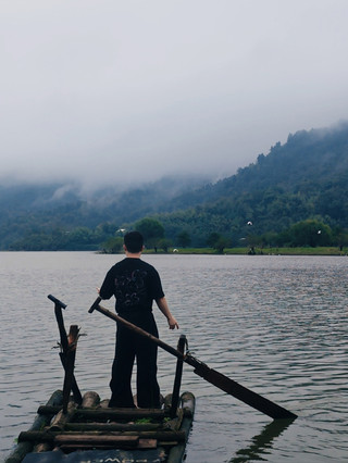 Mengarungi Sungai Juanshui, Menemukan Negeri Awan yang Menakjubkan.