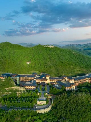 Double 11 Holiday Deals | Off-Peak Family Getaway to a Mountain Retreat by the Bay