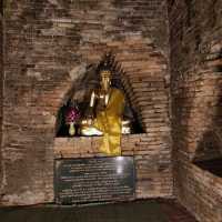 กราบไหว้ขอพร วัดโบราณ "วัดอุโมงค์"