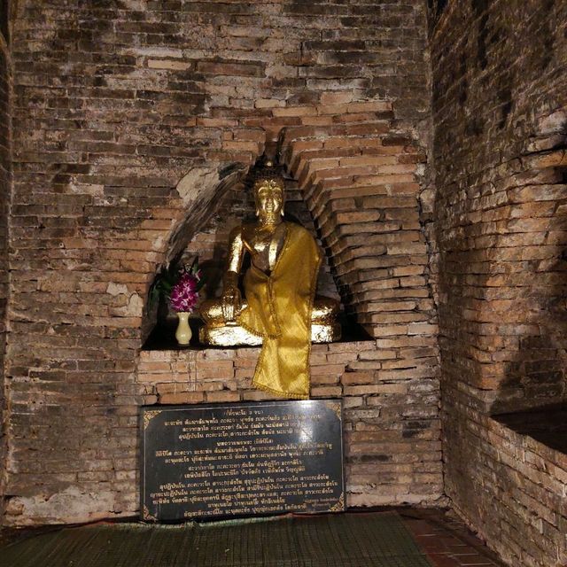 กราบไหว้ขอพร วัดโบราณ "วัดอุโมงค์"