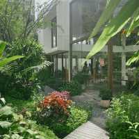 ร้านคาเฟ่สไตล์ในสวนกลางใจเมือง - ขมิ้น