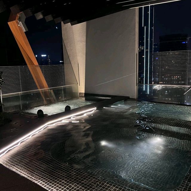 Luxurious KLCC view from rooftop pool