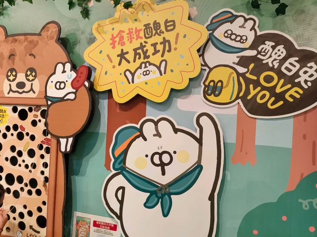 高雄夢時代-免費貼圖特展🎀|醜白兔的森林奇遇|（可可愛愛探險去）
