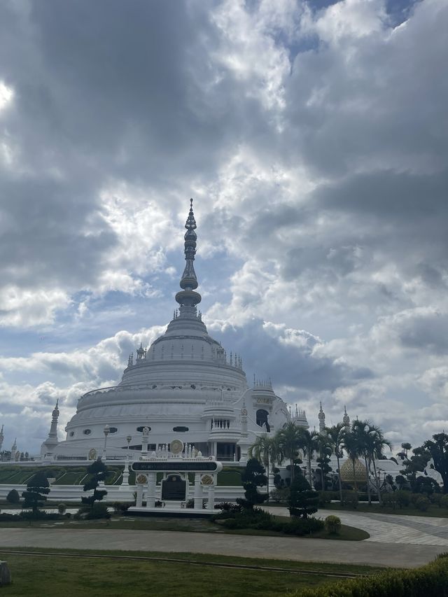 พระมหาเจดีย์ศรีแสงธรรมวิสุทธิมงคล🕌