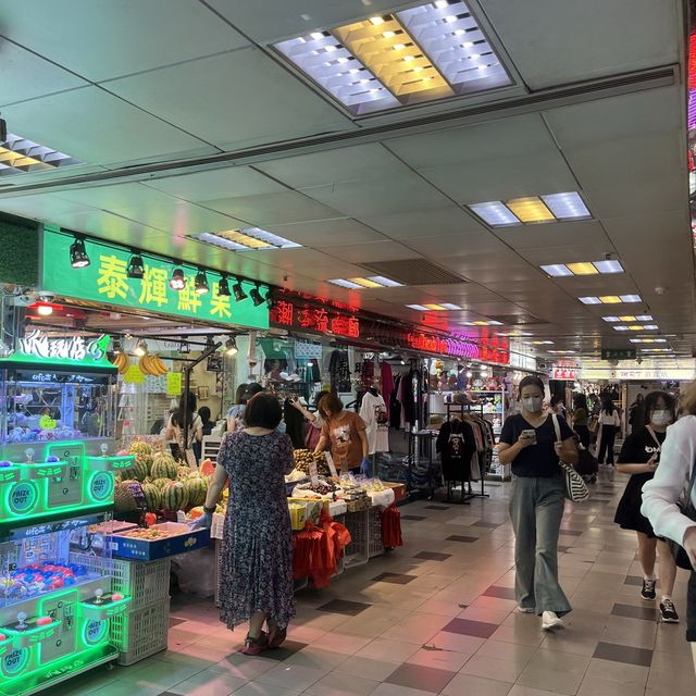 葵涌廣場-很地道,位于葵芳地鐵站隔離的地道又貼地商場