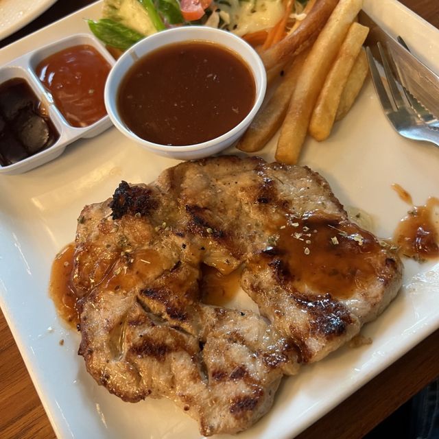 คาเฟ่ ร้านอาหาร ที่พัก ครบจบในที่เดียว