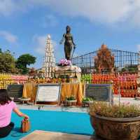สักการะ อนุสาวรีย์ พระนางจามเทวี ณ เมืองลำพูน