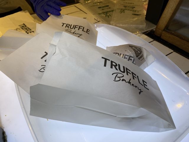 東京・広尾。賞味期限は5時間、生搾りクリームパンが気になる『Truffle BAKERY 広尾店』