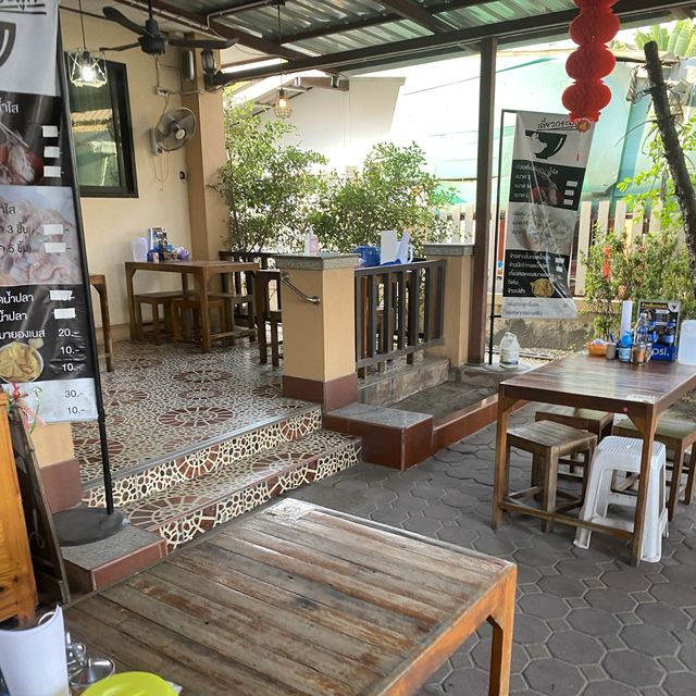 แวะกินก๋วยเตี๋ยวที่ร้านเตี๋ยวกระดูก 🍜 บางแสน