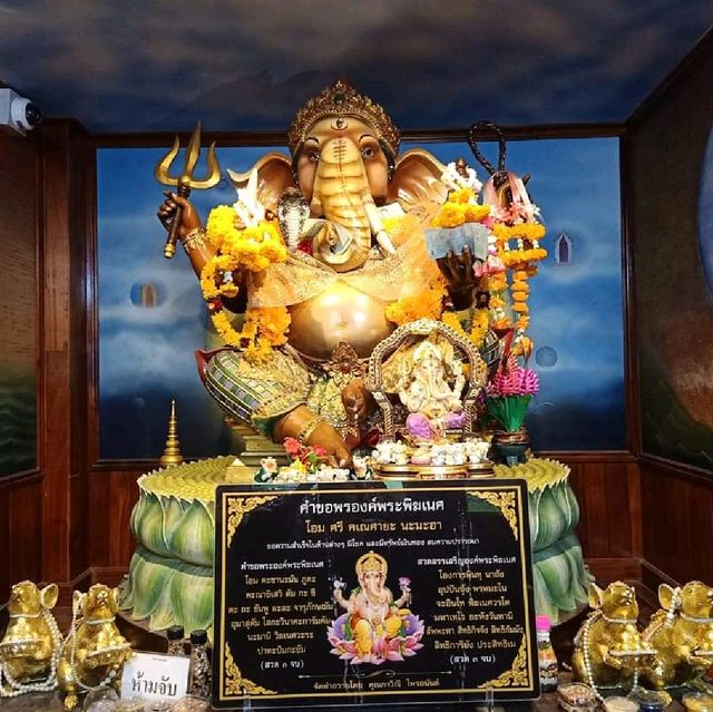 วัดสาขลา  ลอดใต้โบสถ์ เสริมความเป็นสิริมงคล