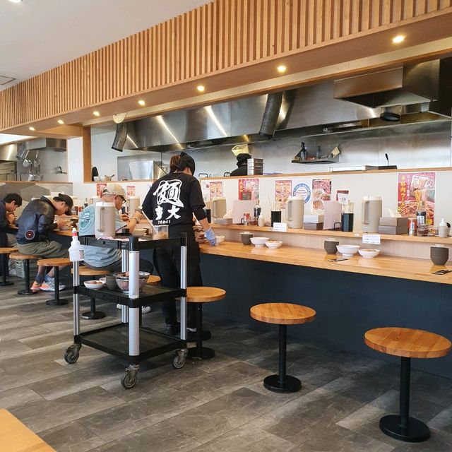 【大阪グルメ】生卵無料でさっぱり味のラーメン東大！