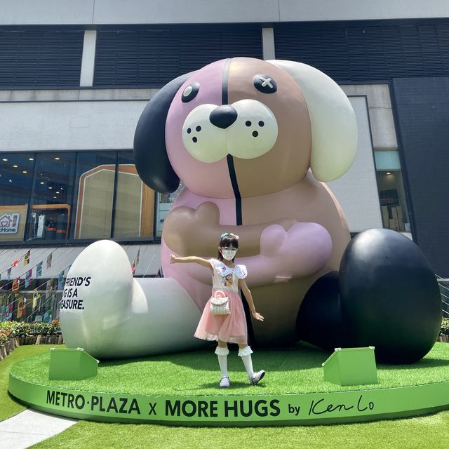 葵芳擁抱主題藝術裝置
