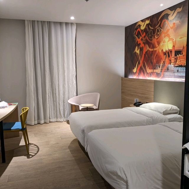ホテルの部屋のカーテンを開けたら、グリーンが綺麗なスカイガーデンだった。