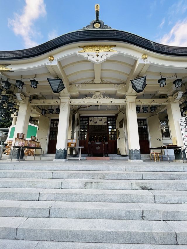 【大阪府/難波八阪神社】巨大な獅子がお出迎え