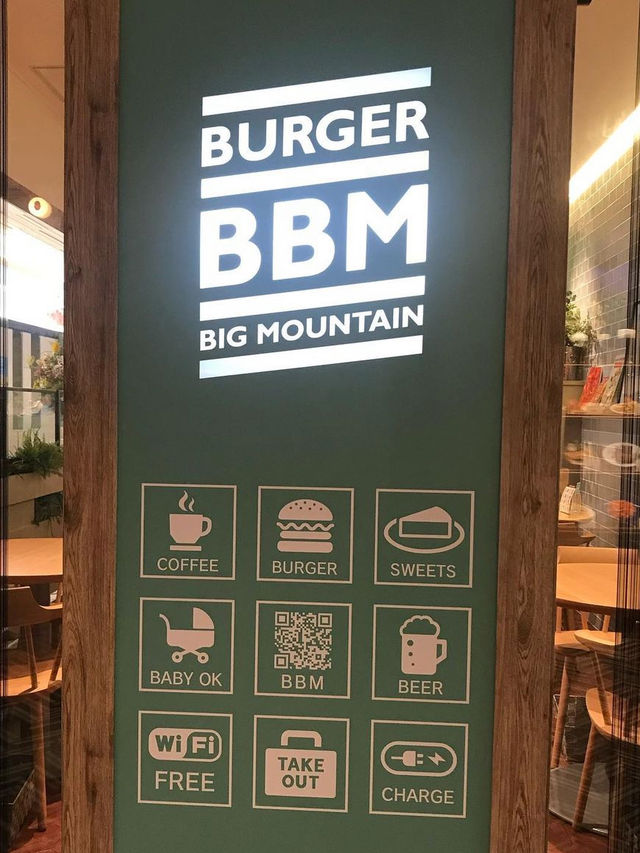 【福岡グルメ】滝のようにかけられたとろとろチーズのハンバーガー！