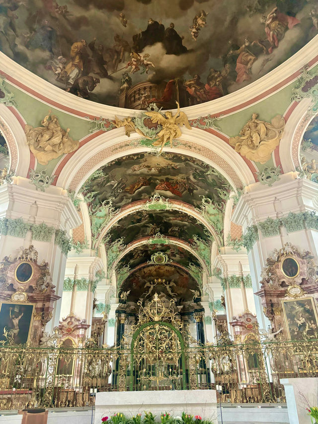 【瑞士】St. Gallen聖加侖修道院：瑞士最美的圖書館和巴洛克式大教堂 I 春天好去處