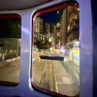 來香港一定要體驗叮叮車！