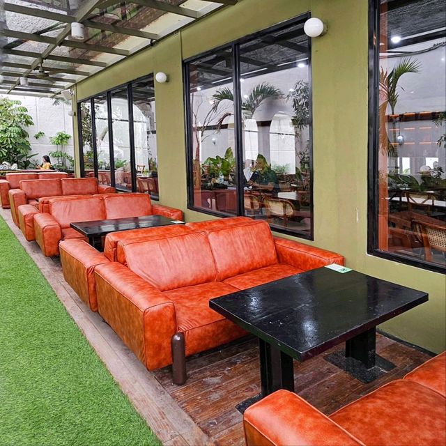 BUN KOPI | IT HAS A SPACIOUS AREA WITH BOTH INDOOR & OUTDOOR SEATING