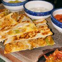 墨西哥餐廳:份量足夠,Buffalo chicken Nachos、Lamb mint and cheese quesadilla、Pulled beef Burrito