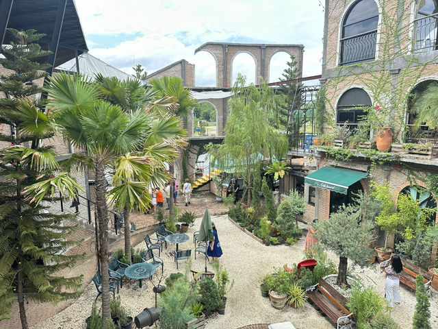 Cafe Laura Bar and Restaurant-หินกอง