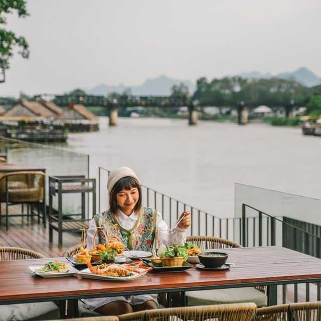 ดินเนอร์สุดชิลริมแม่น้ำแคว