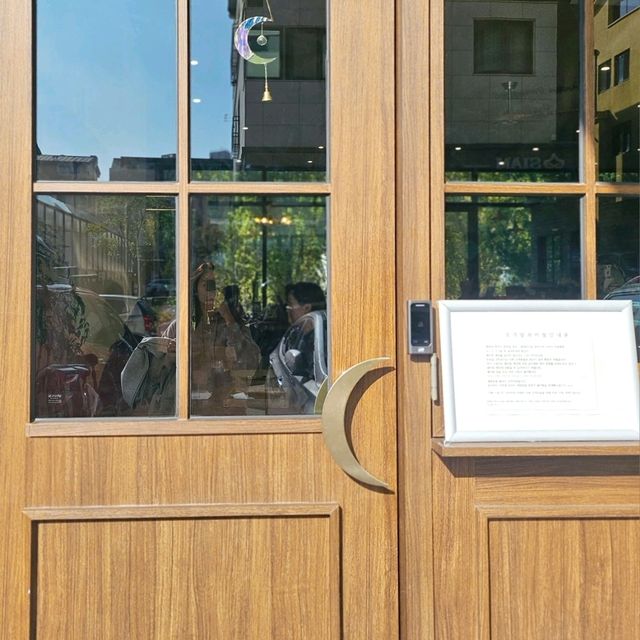 편안한 분위기의 베이커리 감성카페