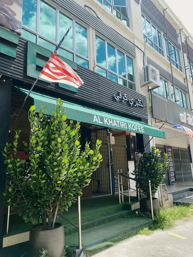  Al Khatiri Kofee: Cozy Vibes and Comforting Chicken Porridge! 