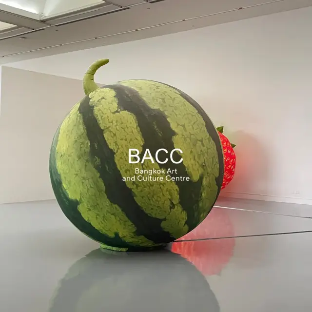 在曼谷「美術館」與巨型水果合影留念