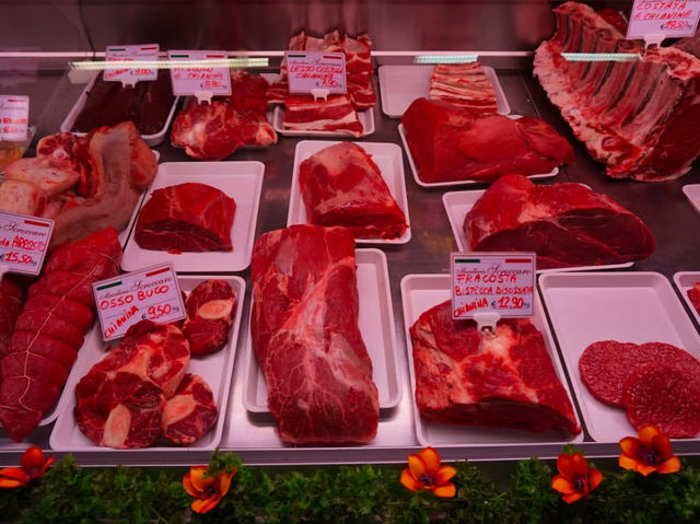 【イタリア・ピエンツァ】旧市街にある肉屋でキアナ牛を買う