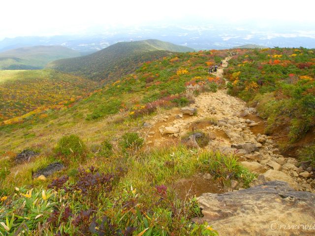【福島県】紅葉の絨毯の絶景広がる「安達太良山」