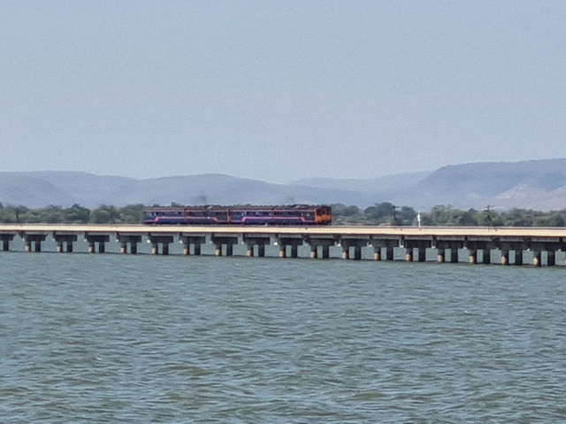 นั่งรถไฟลอยน้ำชมธรรมชาติกันที่บ้านโคกสลุง