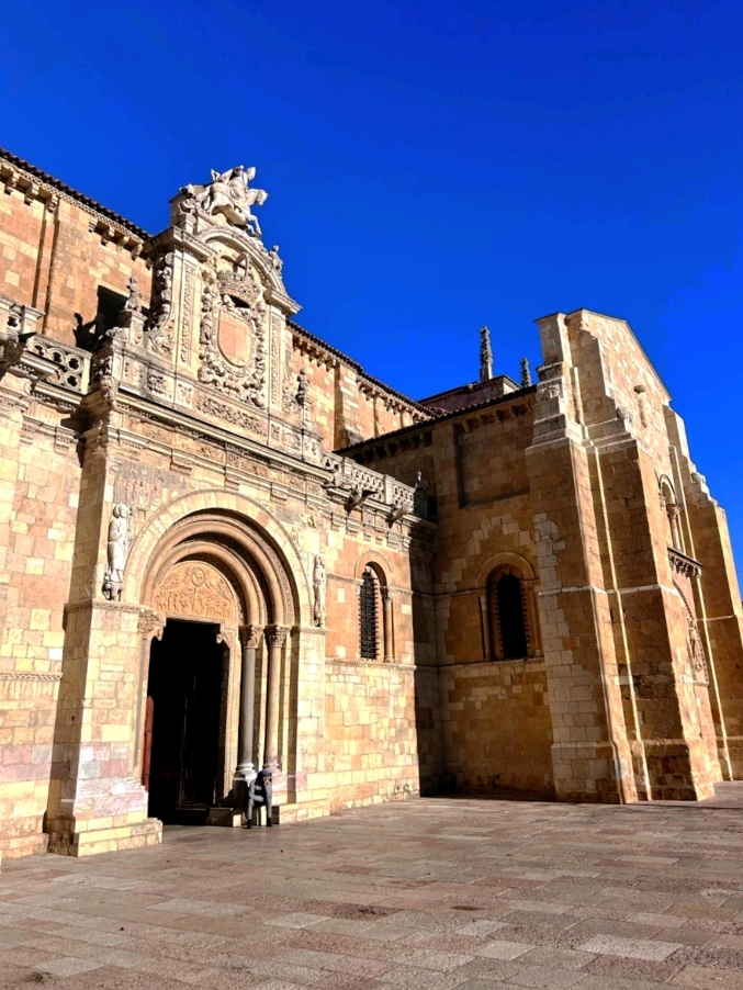 The Collegiate Church is one of the most important Romanesque buildings in Spain.