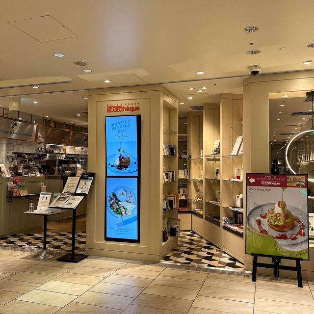 **Perfect Evening Tea Time at Café & Books bibliothèque**