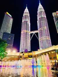 【クアラルンプール🇲🇾】ツインタワーの噴水ショー—幻想的な夜の絶景！ 🌊✨