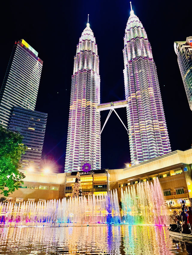【クアラルンプール🇲🇾】ツインタワーの噴水ショー—幻想的な夜の絶景！ 🌊✨