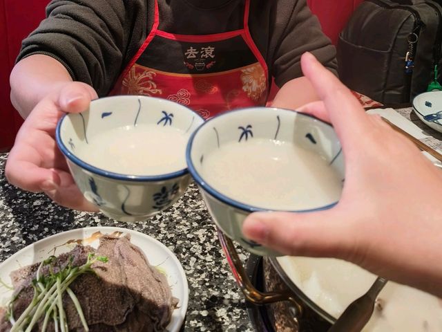 一間非常摩登的火鍋店帶有懷舊而有趣的氣氛