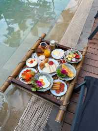 FLOATING BREAKFAST AT BURASURI HOTEL IN PHUKET 🇹🇭