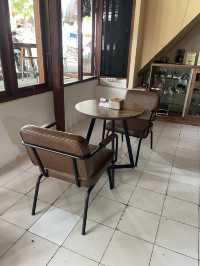 Back 2 Bajo: A Cozy Café for Coffee and Comfort Food in Labuan Bajo ☕🍰 