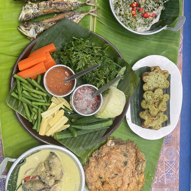 Barahom Barzaar ล่องเรือกอและ 