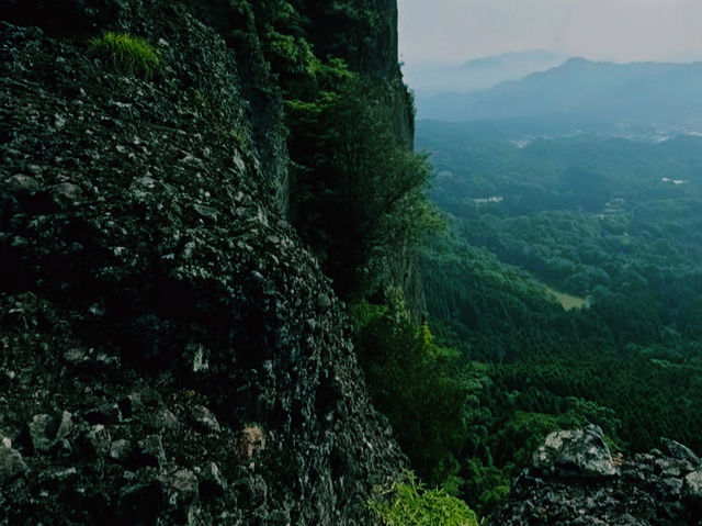 まるで神々が宿る山⛰✨ 奇岩が連なる神秘的な絶景スポット！