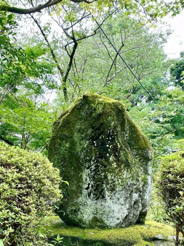 眉山山麓に位置する禅寺