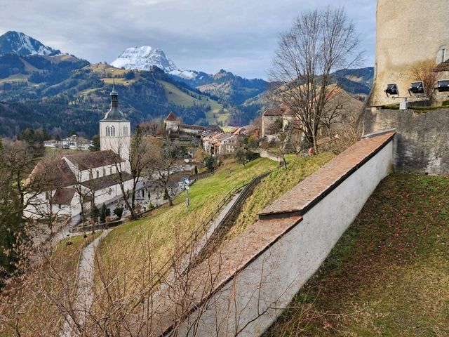 スイスの美しい町グリエールでチーズと城を堪能！グリエールチーズ工場とグリエール城観光