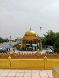 วัดจันทร์ตะวันตก สีเหลืองทองอร่าม งามตระการตา