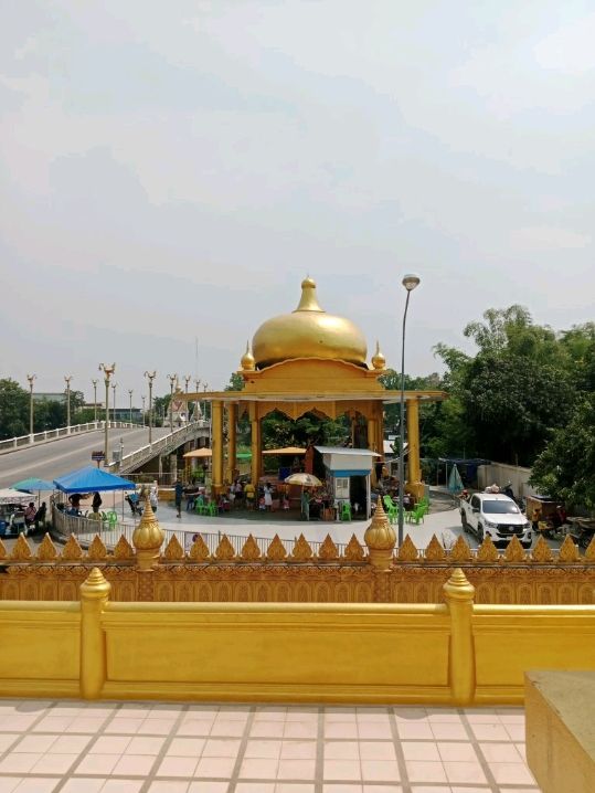 วัดจันทร์ตะวันตก สีเหลืองทองอร่าม งามตระการตา