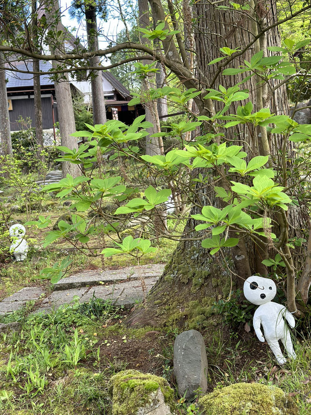【石川×ゆのくにの森】茅葺き屋根の古民家や自然豊かな背景も楽しめます。