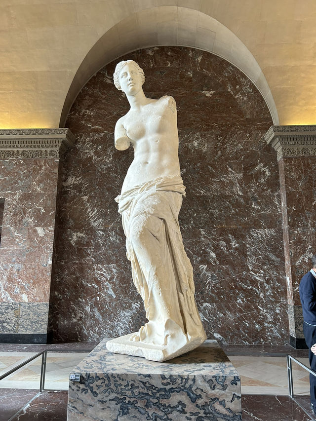 世界最大級の芸術の殿堂。パリ・ルーブル美術館