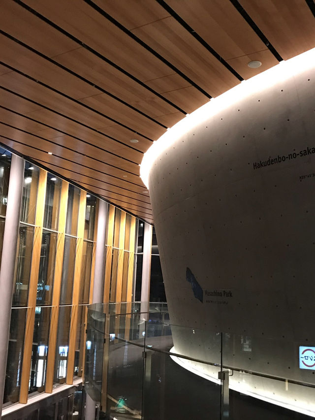 【東京　武蔵小金井駅南口エリア　光と音楽の宮地楽器ホールと緑溢れる緑地公園、庭園、アートスポット、食を巡る】