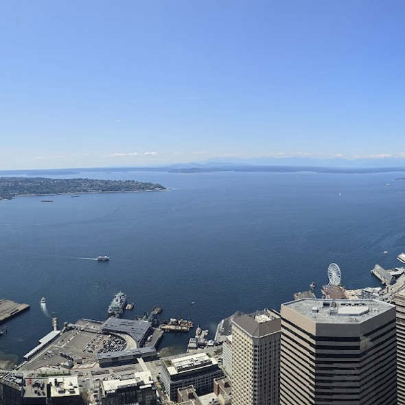 #March2025 Columbia Center Sky View Observatory

📍 **Location**: 701 5th Ave, Seattle
🚌 **Transportation**: 8-minute walk from Westlake Light Rail Station
🌟 **Special Experience**:
The observation deck of Seattle's tallest skyscraper (305 meters) offers even wider views than the Space Needle! The 73rd floor's 360-degree glass walls offer unparalleled views of Mount Rainier and Puget Sound. In the evening, use the free telescope to observe the ferry route, and the interactive touchscreen displays landmarks. There are fewer people, no lines, and admission is only $22 (cheaper than the Space Needle).

🍴 **Nearby Restaurants**:
· **Loulay Kitchen & Bar** (inside the building): French onion soup with black truffle grilled cheese
· **Dough Zone Dumpling House: Juicy xiaolongbao and beef burritos

📸 **Photo Spot**:
· Northwest corner ground-floor window for panoramic city and snow-capped mountain views
· The elevator's speedometer shows 10 meters per second of ascent
