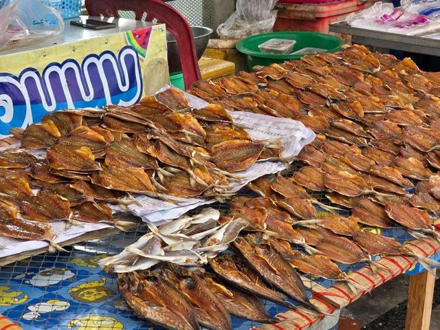 ท่าเทียบเรือประมง ตลาดโบราณ อ่างศิลา